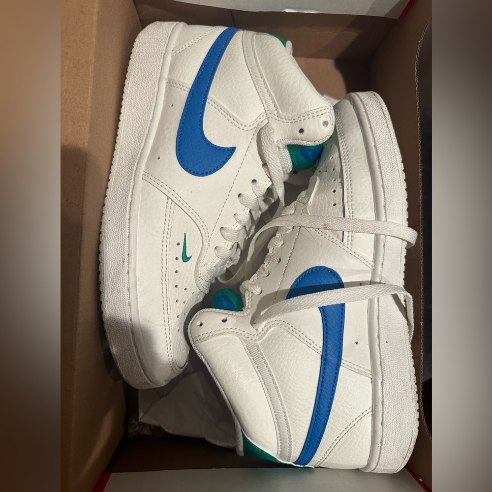 NIKE women’s court vision mids